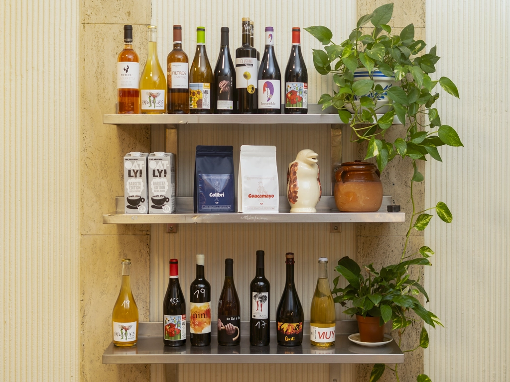 Tomar vinos naturales en el Barrio de prosperidad Madrid