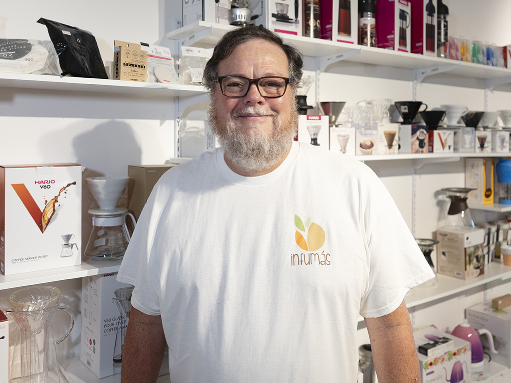 Julio Villasmil Infumás explicando café de especialidad en Panamá durante evento profesional